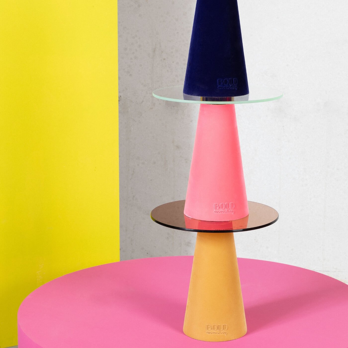 table d'appoint leader of the fanclub - velours rose/verre trempé 3 table d'appoint leader of the fanclub - velours rose/verre trempé – image 3