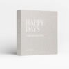 Album photo Happy Days fermé, ressemblant à un livre élégant, et ouvert pour révéler des pages de papier photo noir prêt à accueillir des souvenirs au format 10x15 cm.